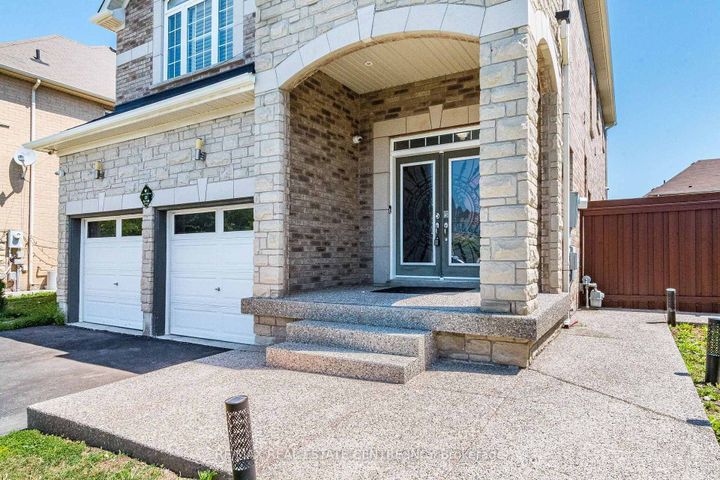 Photo 3 at 22 Red Ash Court, Northwood Park, Brampton