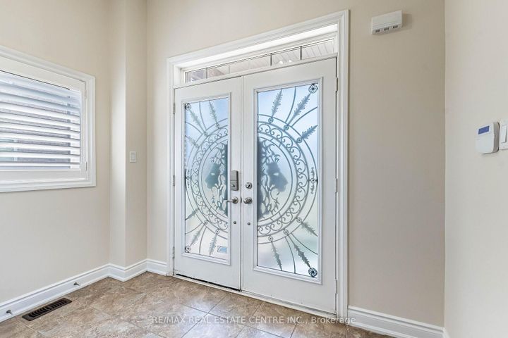 Photo 5 at 22 Red Ash Court, Northwood Park, Brampton