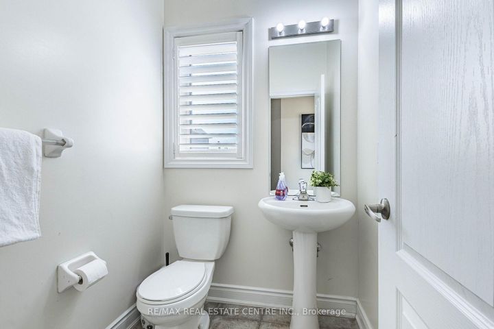 Photo 16 at 22 Red Ash Court, Northwood Park, Brampton