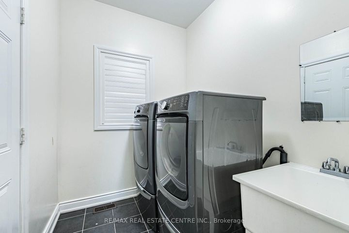 Photo 17 at 22 Red Ash Court, Northwood Park, Brampton