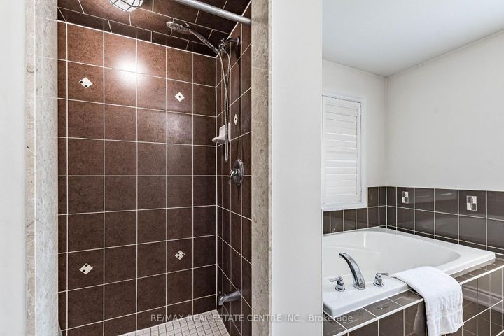 Photo 33 at 22 Red Ash Court, Northwood Park, Brampton