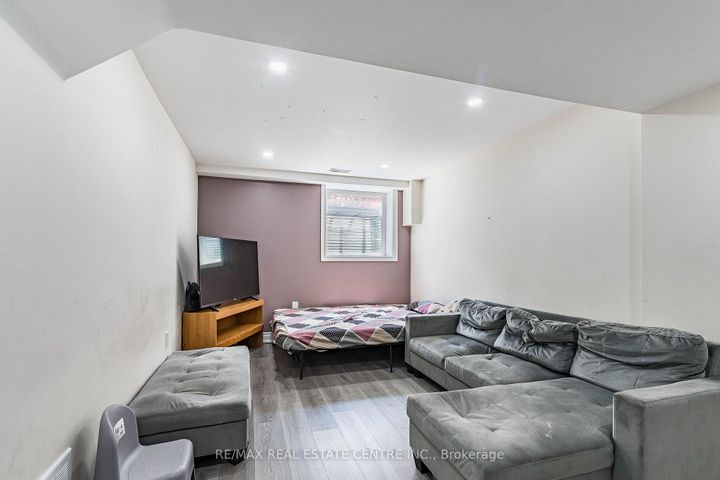 Photo 40 at 22 Red Ash Court, Northwood Park, Brampton