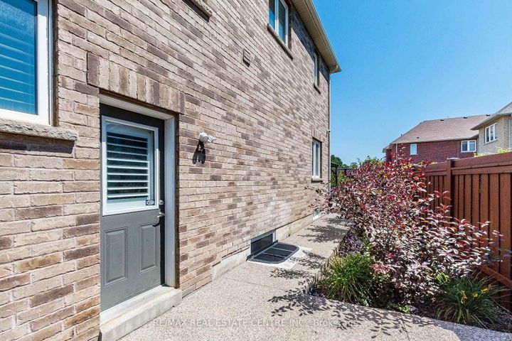 Photo 46 at 22 Red Ash Court, Northwood Park, Brampton