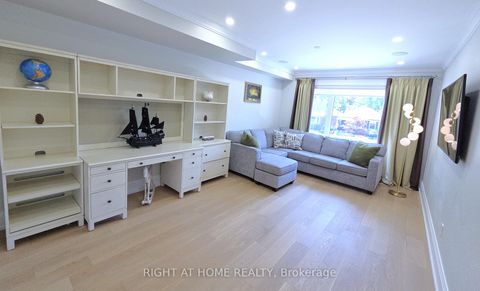 Photo 16 at 586 Broadway Avenue E, Leaside, Toronto