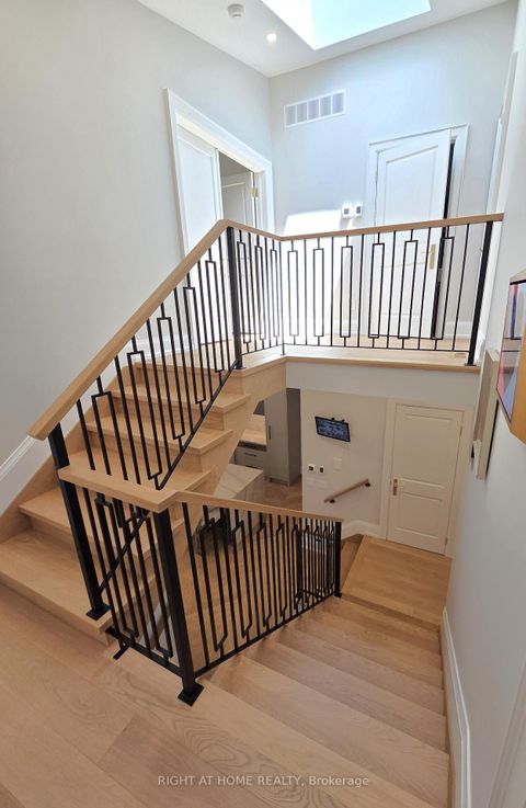 Photo 18 at 586 Broadway Avenue E, Leaside, Toronto
