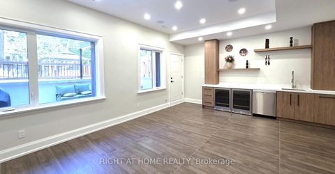Photo 20 at 586 Broadway Avenue E, Leaside, Toronto