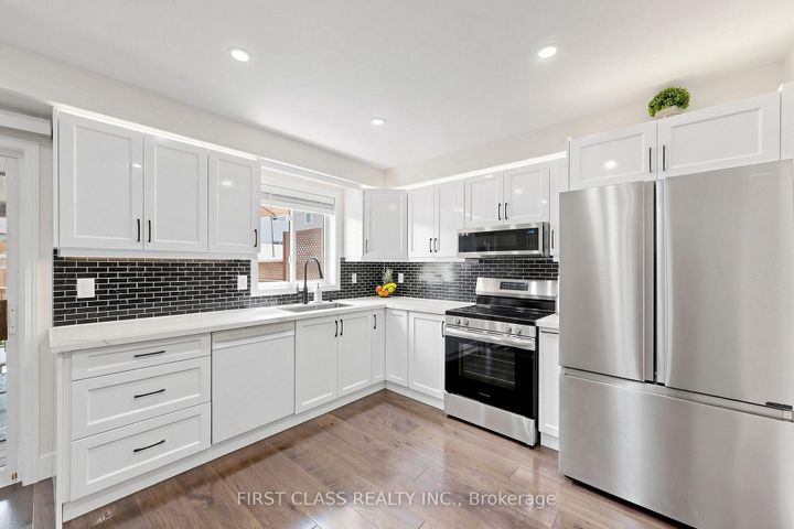 Photo 5 at 175 Tiller Trail, Fletcher's Creek Village, Brampton