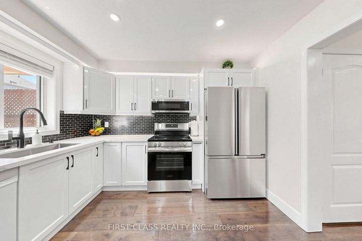 Photo 7 at 175 Tiller Trail, Fletcher's Creek Village, Brampton
