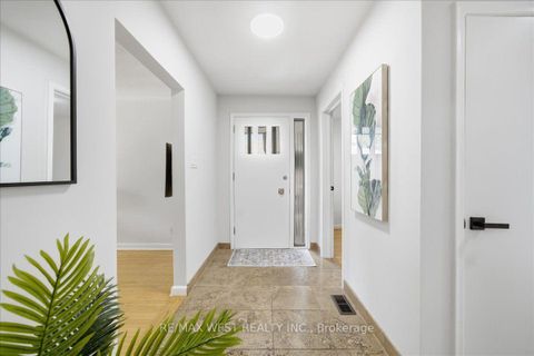 Photo 2 at 19 Decarie Circle, West Deane, Toronto