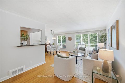 Photo 7 at 19 Decarie Circle, West Deane, Toronto