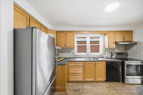 Photo 19 at 19 Decarie Circle, West Deane, Toronto