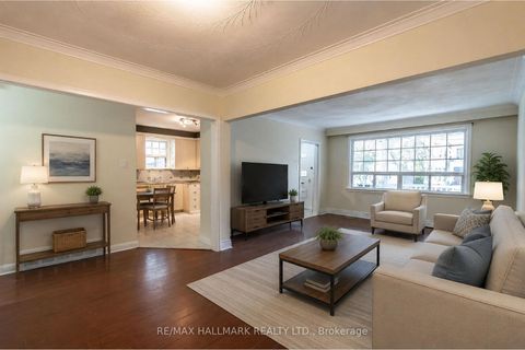 Photo 2 at 226 Lawrence Avenue, Harding, Richmond Hill