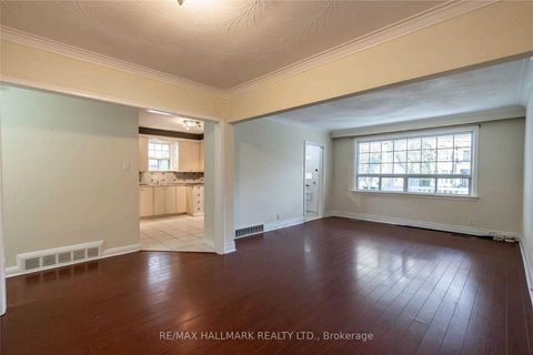 Photo 3 at 226 Lawrence Avenue, Harding, Richmond Hill