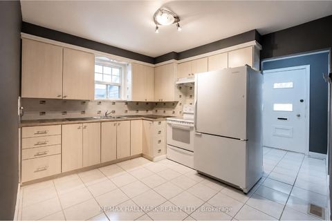 Photo 7 at 226 Lawrence Avenue, Harding, Richmond Hill