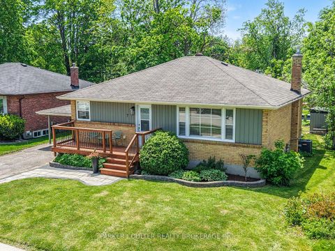 Photo 2 at 7 Oakley Park Square, Wellington, Barrie