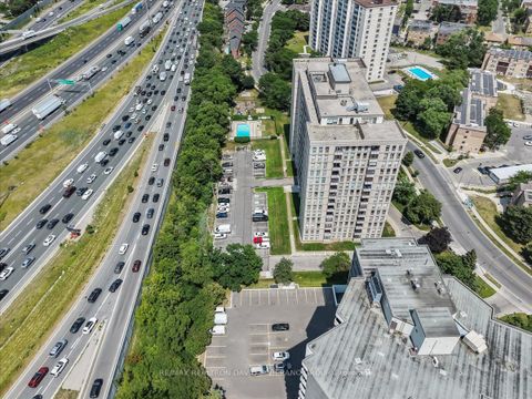 Photo 3 at 601 - 130 Neptune Drive, Lawrence, Toronto
