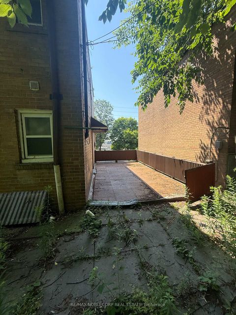 Photo 2 at 832 Davenport Road, Wychwood, Toronto