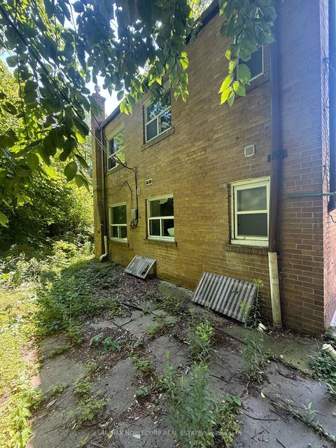 Photo 3 at 832 Davenport Road, Wychwood, Toronto