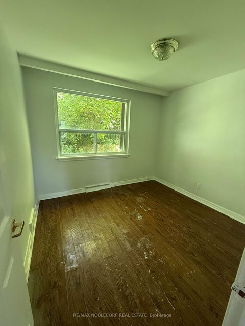Photo 9 at 832 Davenport Road, Wychwood, Toronto