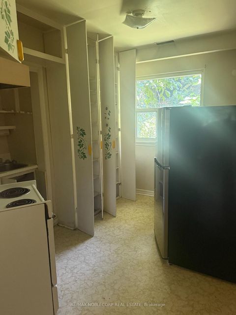Photo 13 at 832 Davenport Road, Wychwood, Toronto
