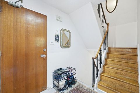 Photo 10 at 12 - 48 Three Valleys Drive, Donalda, Toronto