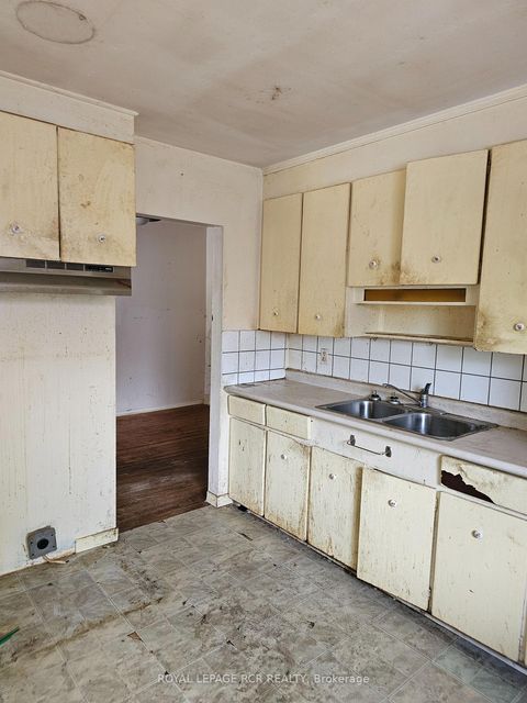 Photo 1 at 142 Cherrywood Drive, London, Newmarket