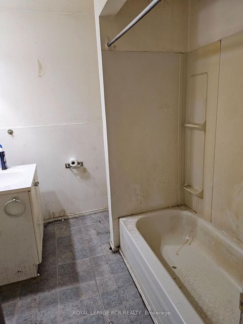 Photo 4 at 142 Cherrywood Drive, London, Newmarket