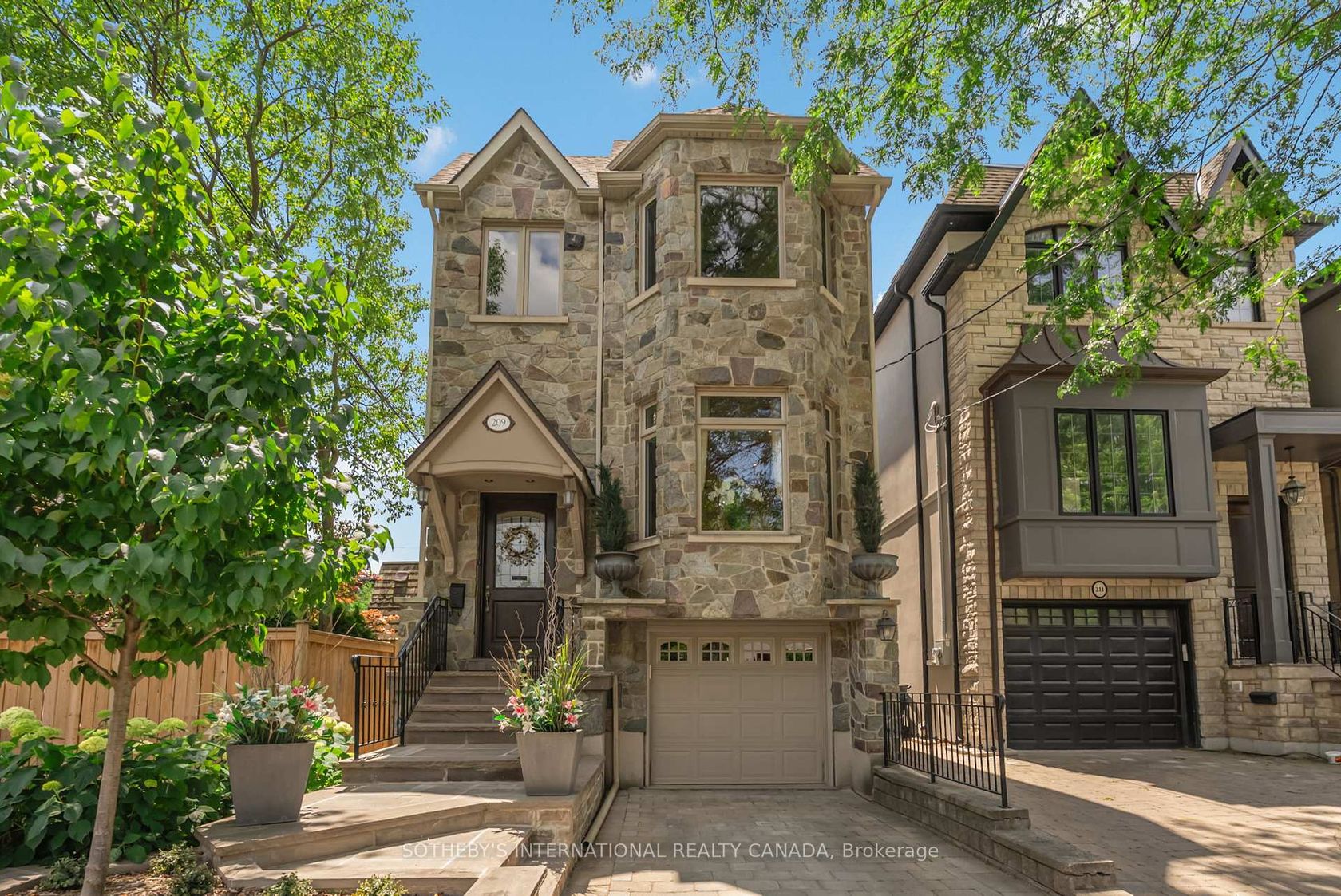 209 Douglas Avenue, Lawrence Park North, Toronto 