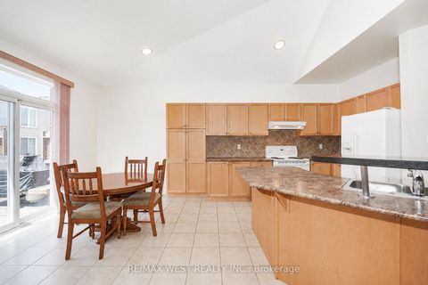 Photo 4 at 21 Mira Vista Place, Sonoma Heights, Vaughan