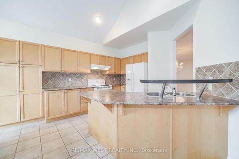 Photo 5 at 21 Mira Vista Place, Sonoma Heights, Vaughan