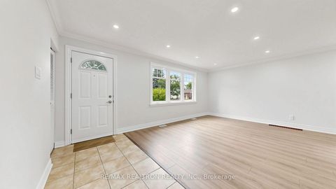 Photo 3 at 91 Vauxhall Drive, Dorset Park, Toronto