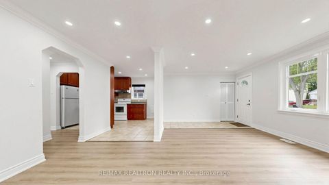Photo 7 at 91 Vauxhall Drive, Dorset Park, Toronto