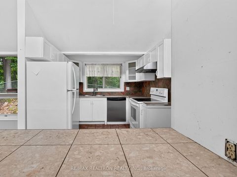 Photo 8 at 110 Glenwoods Avenue, Keswick South, Georgina