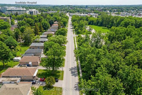 Photo 3 at 107 Bayview Parkway, Leslie Valley, Newmarket