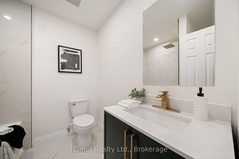 Photo 13 at 107 Bayview Parkway, Leslie Valley, Newmarket