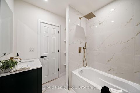 Photo 14 at 107 Bayview Parkway, Leslie Valley, Newmarket