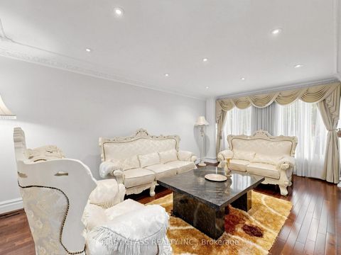 Photo 3 at 9 Westpoint Court, Bayview Hill, Richmond Hill