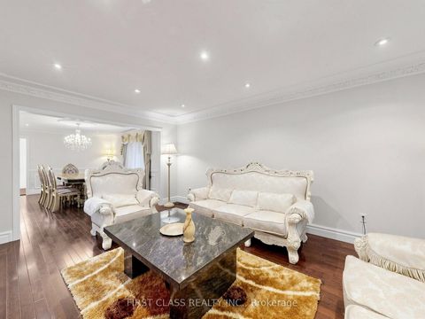 Photo 5 at 9 Westpoint Court, Bayview Hill, Richmond Hill