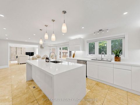 Photo 10 at 9 Westpoint Court, Bayview Hill, Richmond Hill