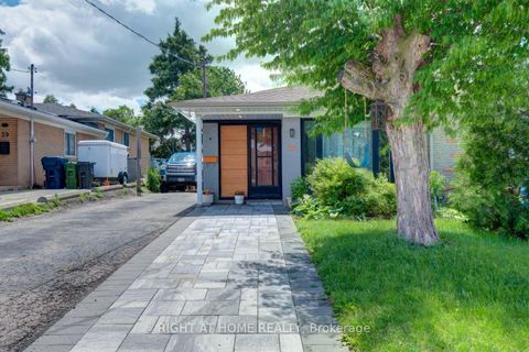 Photo 2 at 31 Frankton Crescent, York University Heights, Toronto