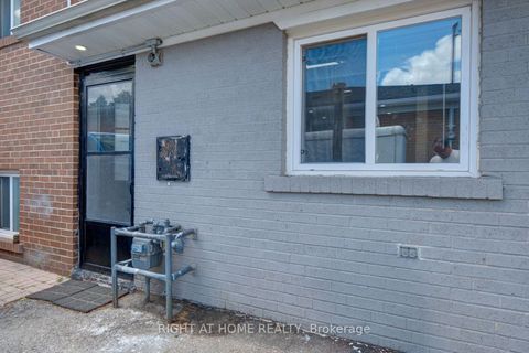 Photo 5 at 31 Frankton Crescent, York University Heights, Toronto