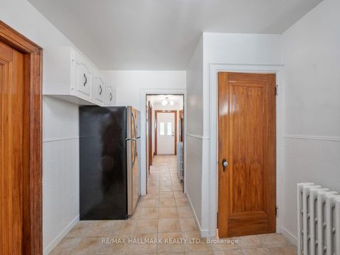 Photo 18 at 27 Lesmount Avenue, East York, Toronto