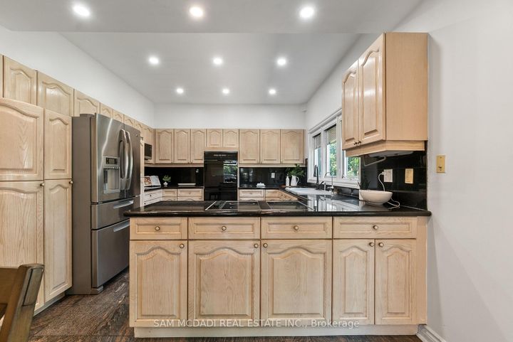 Photo 10 at 2339 Glengarry Road, Erindale, Mississauga