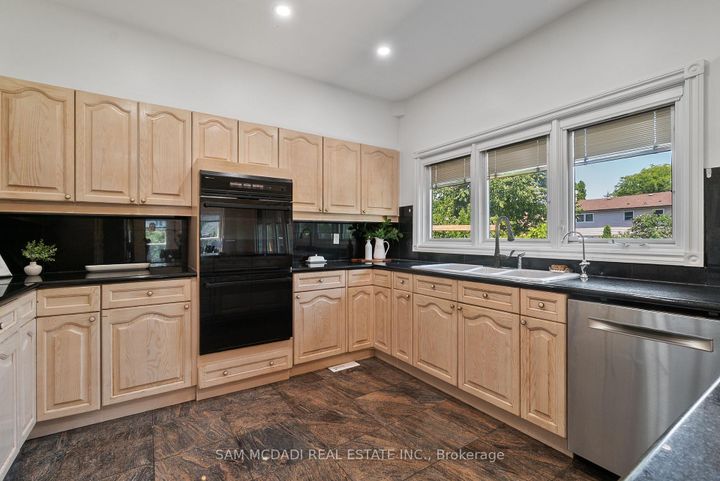 Photo 11 at 2339 Glengarry Road, Erindale, Mississauga