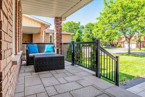 Photo 2 at 15 San Marko Place, East Woodbridge, Vaughan