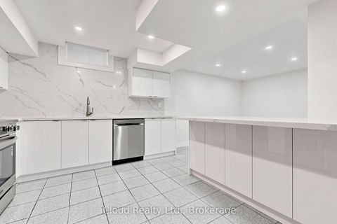 Photo 25 at 15 San Marko Place, East Woodbridge, Vaughan