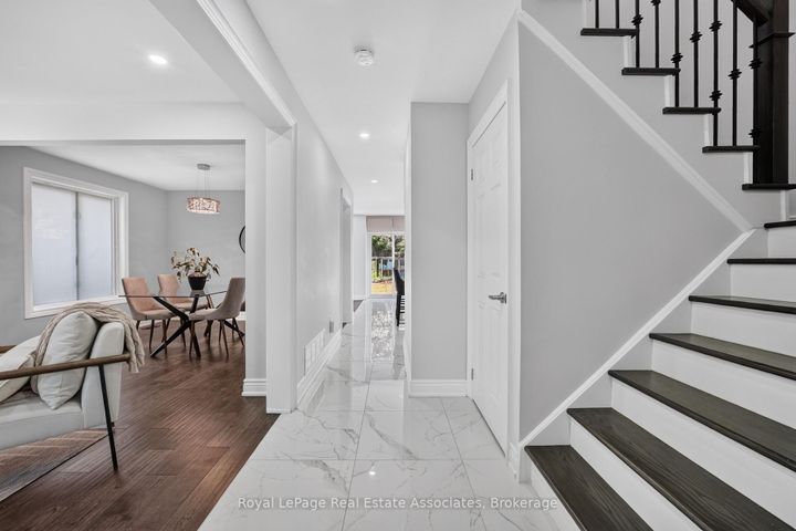 Photo 3 at 3346 Chartrand Crescent, Erin Mills, Mississauga