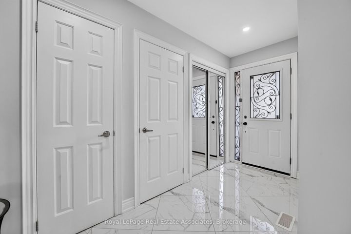 Photo 4 at 3346 Chartrand Crescent, Erin Mills, Mississauga