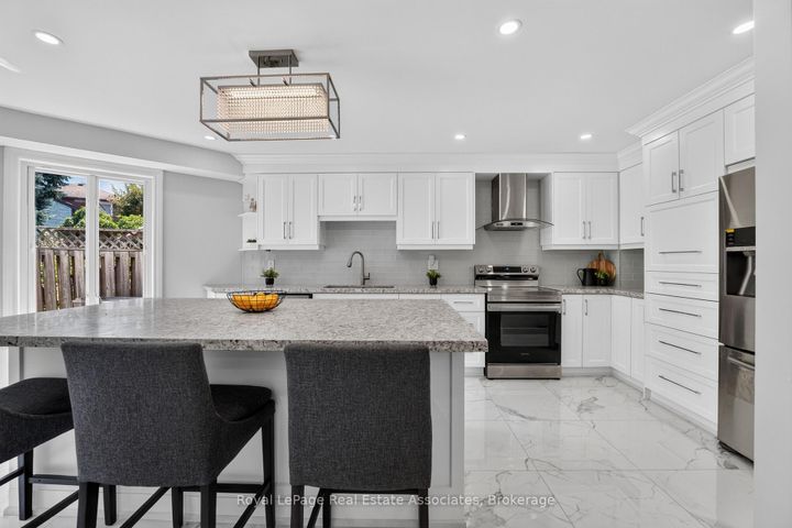 Photo 10 at 3346 Chartrand Crescent, Erin Mills, Mississauga