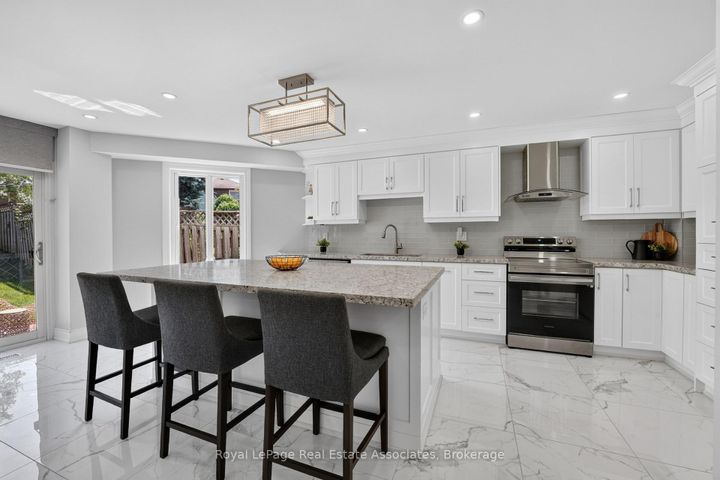 Photo 11 at 3346 Chartrand Crescent, Erin Mills, Mississauga